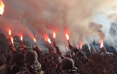 Протестующие забросали дом Гладковского петардами