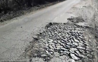 В Запорожской области под новым треснувшим асфальтом нашли брусчатку меннонитов