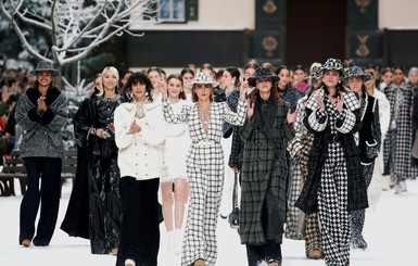 Chanel показал последнюю коллекцию, разработанную Карлом Лагерфельдом