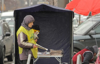 Агитаторы: Работать в палатке не сложно, но и приятного мало