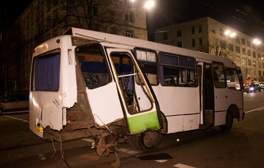 В Киеве столкнулись три машины и маршрутка, пострадали четыре человека