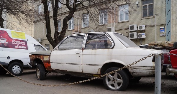 Брошенные автомобили могут остаться в наших дворах навечно