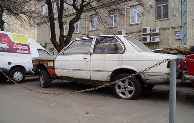 Брошенные автомобили могут остаться в наших дворах навечно