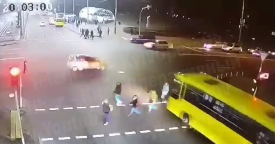 В Киеве пассажирский автобус снес на переходе 3 человек