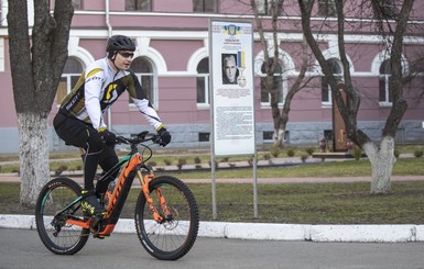 Кличко на велосипеде и Ляшко с Роситой: как голосуют украинские политики