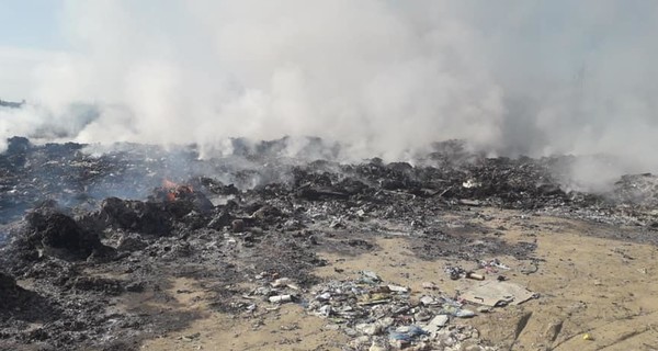 Под Львовом третьи сутки горит свалка 