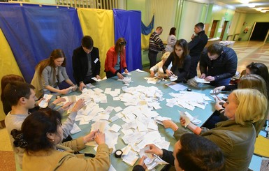 ЦИК подсчитала первые протоколы: лидирует Зеленский