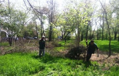 В Горняке малолетних вандалов приобщили к труду