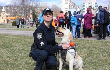 Лабрадор, спасенный патрульными, теперь сам стал полицейским