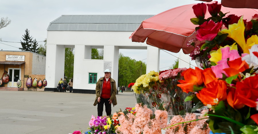 Боремся за экологию: чем заменить пластиковые цветы на кладбищах