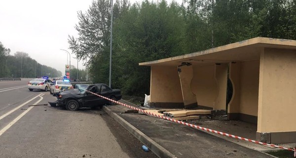 В Киевской области иномарка протаранила остановку