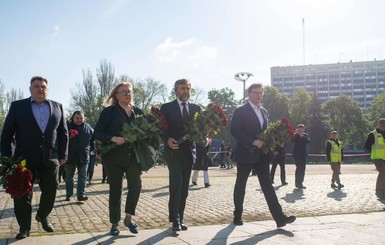 Вадим Новинский вместе с единомышленниками возложили цветы возле дома Профсоюзов в память о погибших 2 мая 2014 года