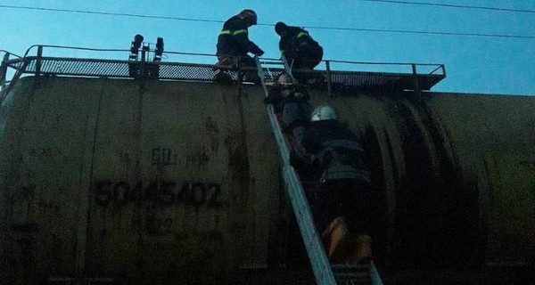 На Львовщине парень залез на вагон-цистерну и едва не умер от удара током