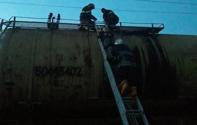 На Львовщине парень залез на вагон-цистерну и едва не умер от удара током