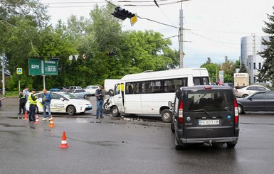 В Днепре иномарка протаранила маршрутку