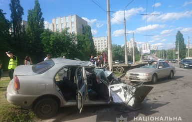 В Харькове эвакуатор протаранил машины: в больнице 4 человека