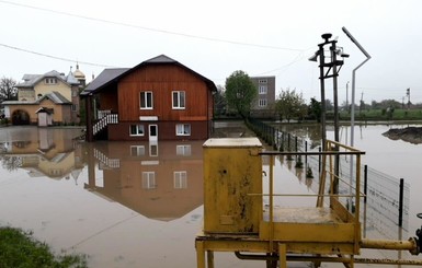 Из-за дождей на Прикарпатье затопило сотни домов