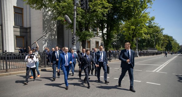 Зеленский проходил пешком в должности президента один день