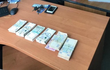 На взятке погорели двое чиновников 