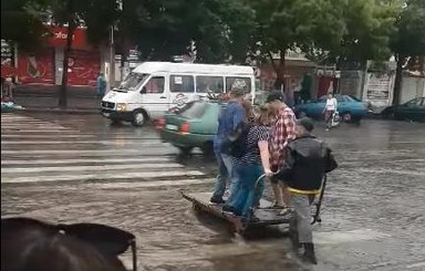 В Кривом Роге героем соцсетей стал грузчик, который помог горожанам перебраться через затопленную дорогу