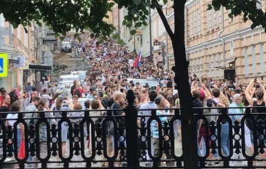 В Москве на марше в поддержку Голунова задержали журналистов и Навального