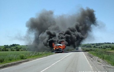 В Полтавской области сгорел пассажирский автобус, где ехали 25 человек