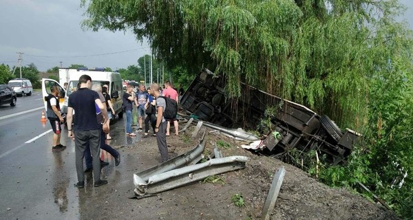 На Винничине перевернулся автобус: пострадали 6 человек