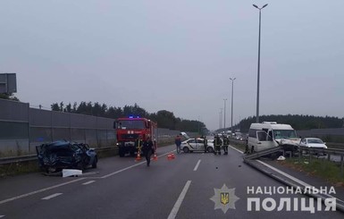 Под Киевом в ДТП погибли 3 человека, еще 17 госпитализированы