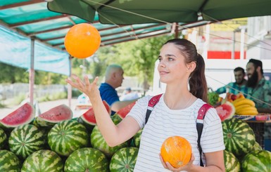 Первые дыни моем с мылом и едим по чуть-чуть