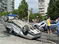 В Донецке автомобиль вылетел на остановку с людьми  