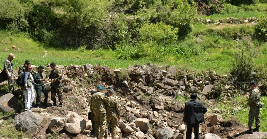 В Пакистане военный самолет упал на жилой район: погибли 17 человек