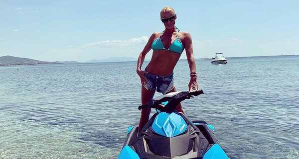 Волочкова в шпагате оседлала гидроцикл