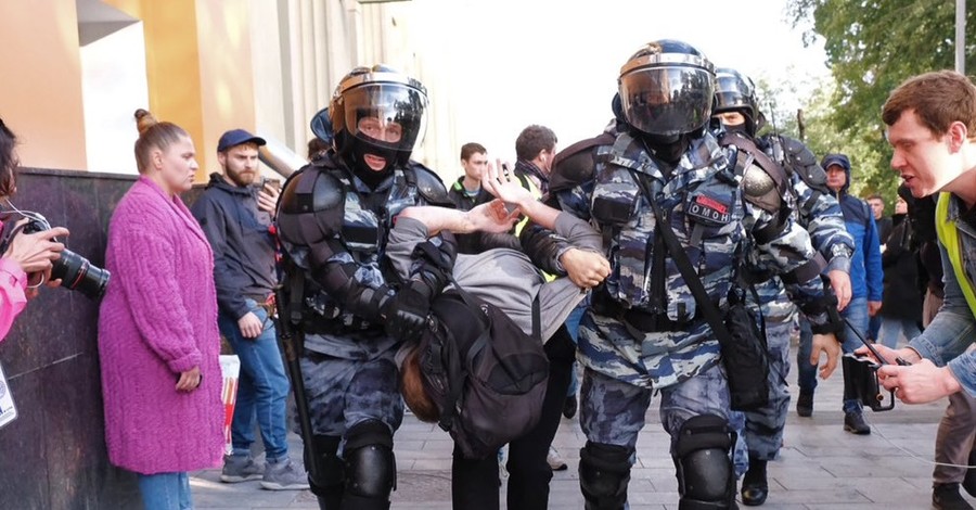 Митинг в Москве: тысячи участников, массовые задержания и украинский флаг