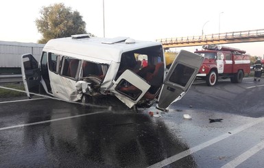 Под Киевом в аварии с маршруткой погибли 2 человека, 13 - ранены