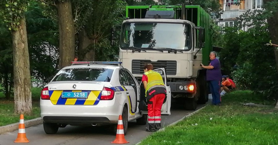 В центре Киева мусоровоз задавил человека