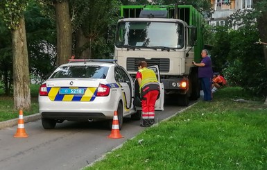 В центре Киева мусоровоз задавил человека