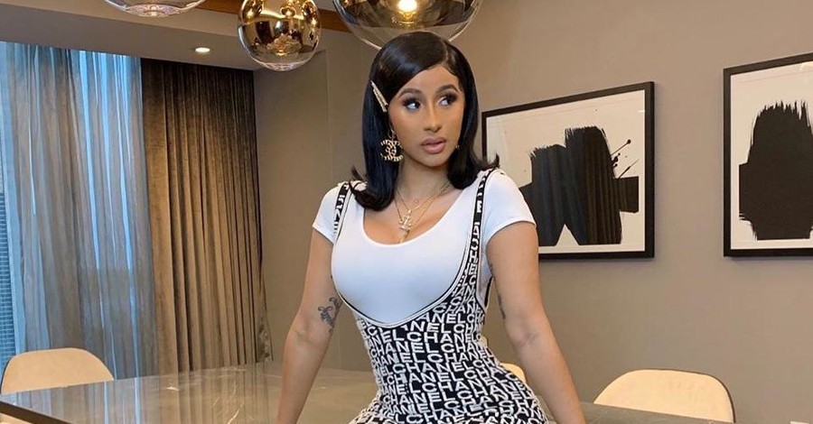 Эксцентричная рэперша Cardi B увеличила грудь, потому что не умеет плавать