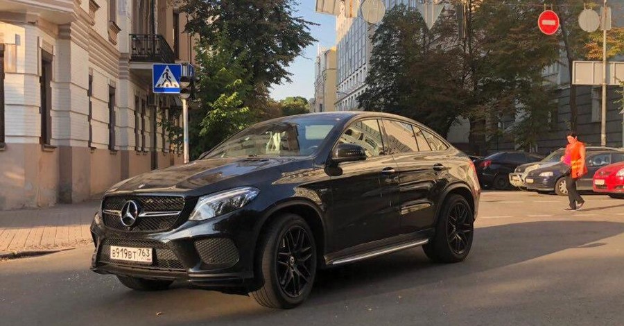 В Киеве поймали пьяного россиянина на Mercedes с трусиками на зеркале