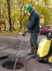 3 человека потеряли сознание во время чистки сточной ямы 