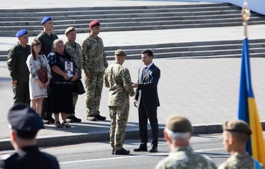 В День Независимости Зеленский наградил Жана Беленюка и вдову Андрея Волоса