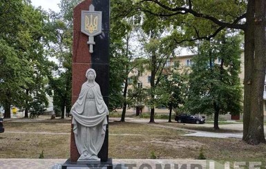 На Житомирщине вандалы изуродовали накануне открытый Мемориал памяти воинам АТО