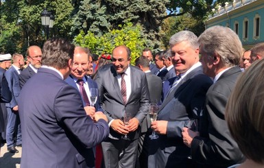 Репортаж с президентского приема: Порошенко и Зеленский фотографировались вместе, а 