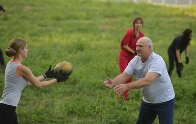 Накануне юбилея Лукашенко с красивыми девушками собрал арбузы