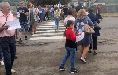 В Харьковской области учителя перекрыли движение в знак протеста