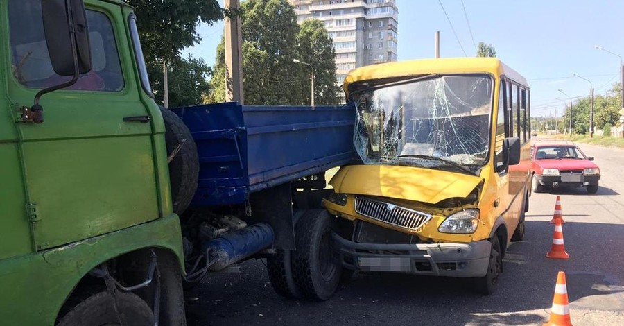 В Запорожье 7 пассажирок маршрутки пострадали в ДТП