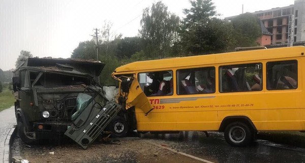 На Львовщине автобус расплющило о грузовик