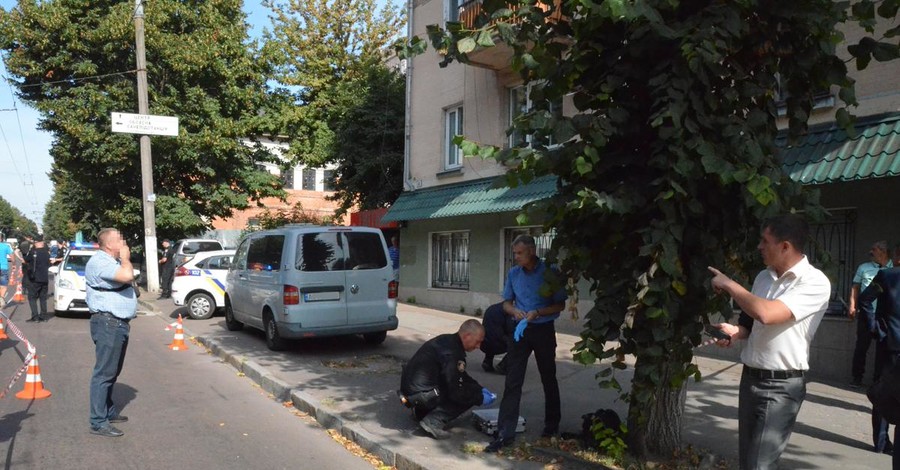 В Житомире неизвестные напали на группу инкассаторов и ранили полицейского