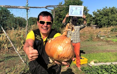 На Киевщине огородник-любитель вырастил 2-килограммовую луковицу