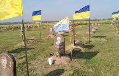 Семьи погибших на АТО воинов возмущены: в Днепре с могил убрали украинские флаги