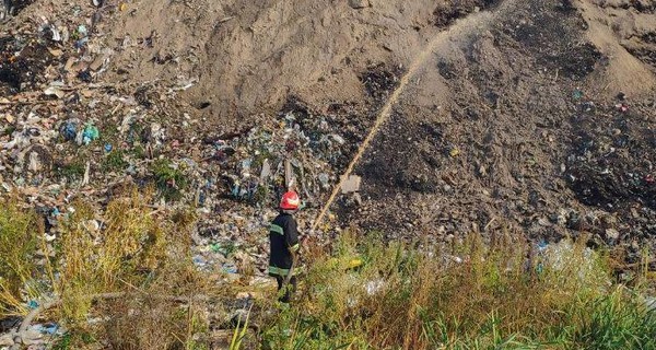 Под Черниговом второй день тушат пожар на свалке